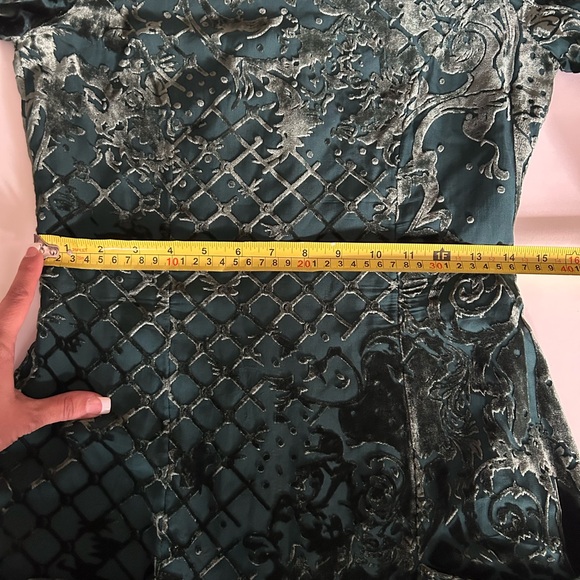 Balmain x H&M Iconic Runway Silk Green Velvet Dress Size 8 - threedaughtersproperties.com Balmain x H&M Iconic Runway Silk Green Velvet Dress Size 8 - threedaughtersproperties.com
